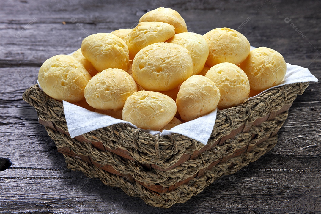 Cesta de madeira com muitos pães de queijo