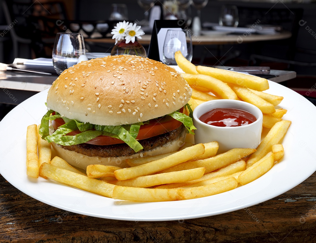 Hamburguer com fritas e ketchup
