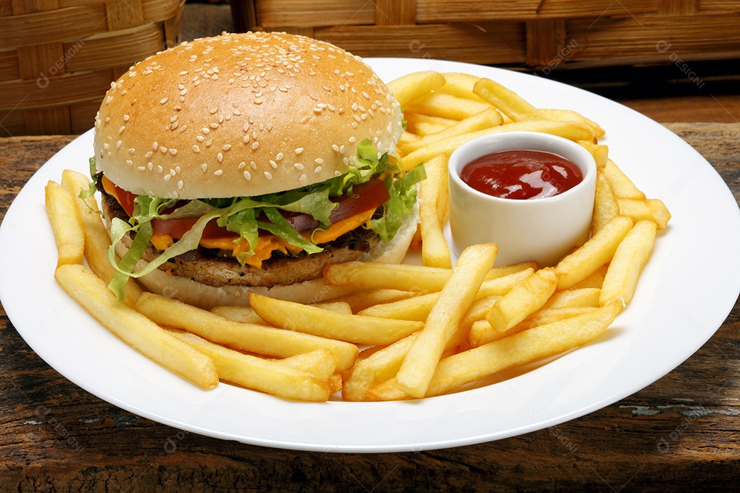 Delicioso hamburguer com batatas fritas e ketchup