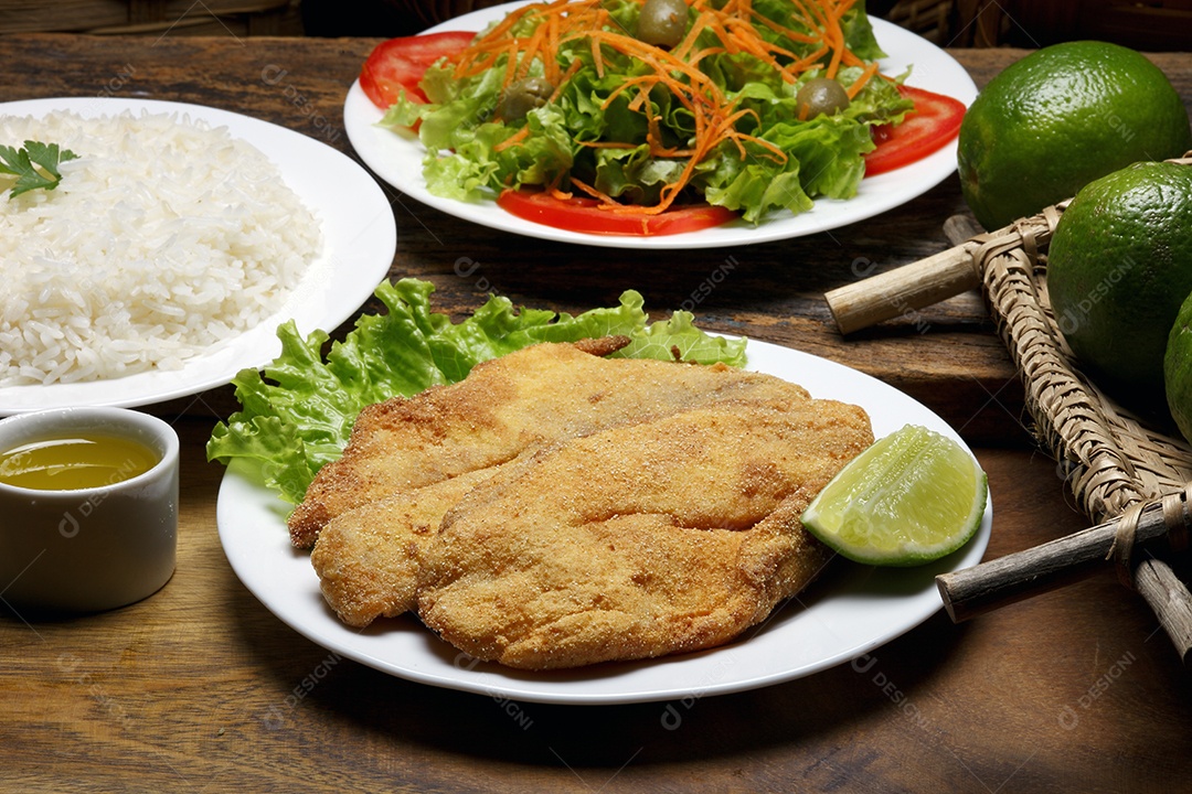 Filé de peixe empanado com arroz e salada