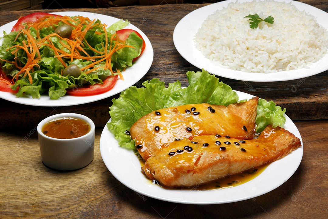 Filé de salmão com arroz e salada