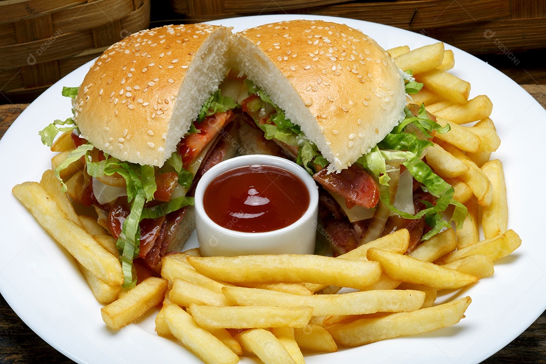 Hamburguer com fritas e ketchup