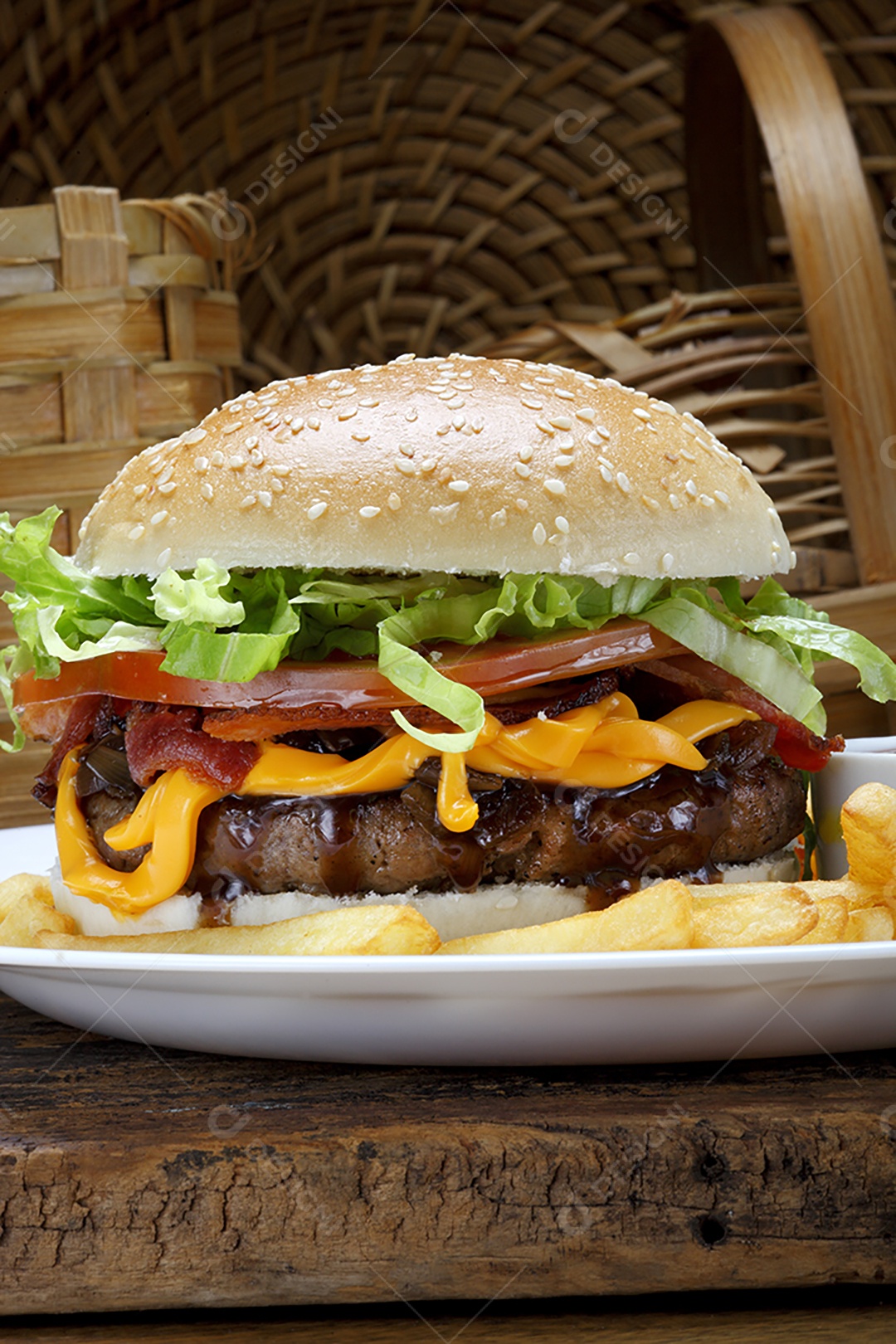 Hamburguer com fritas e ketchup