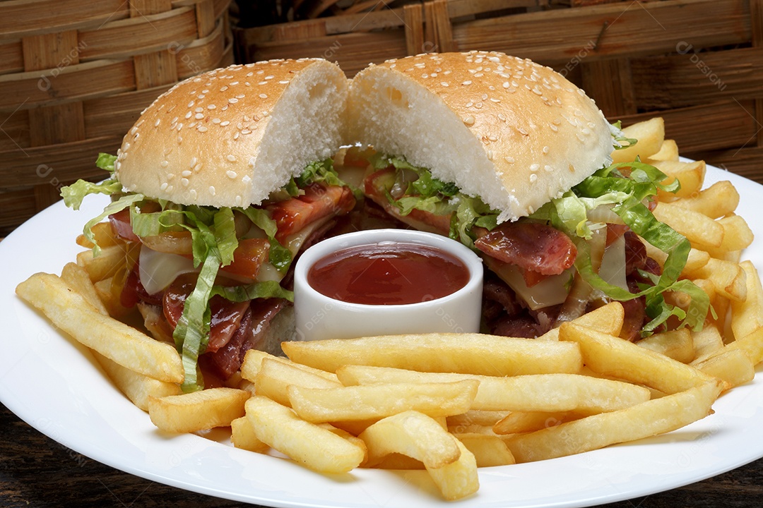 Hamburguer com batatas fritas