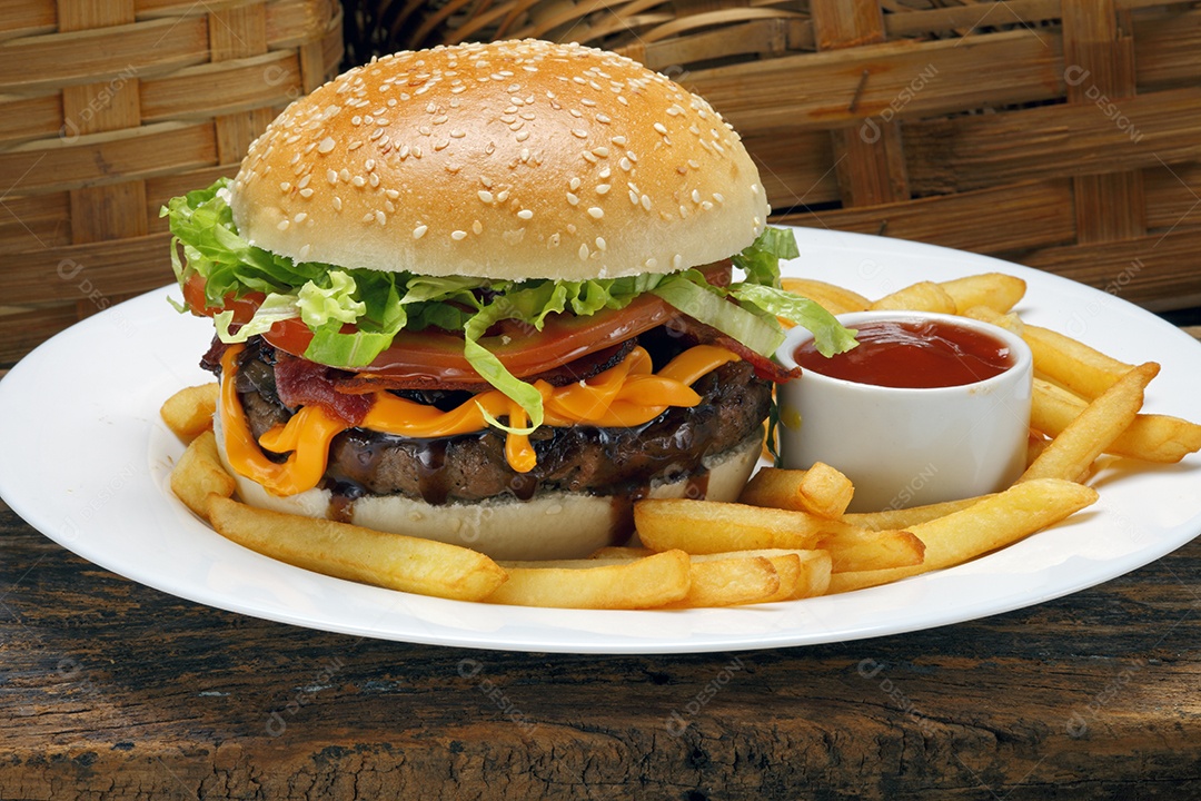 Hamburguer com fritas e ketchup