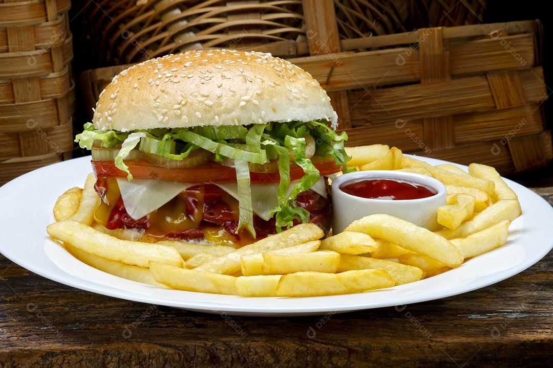 Hamburguer com batatas fritas e ketchup