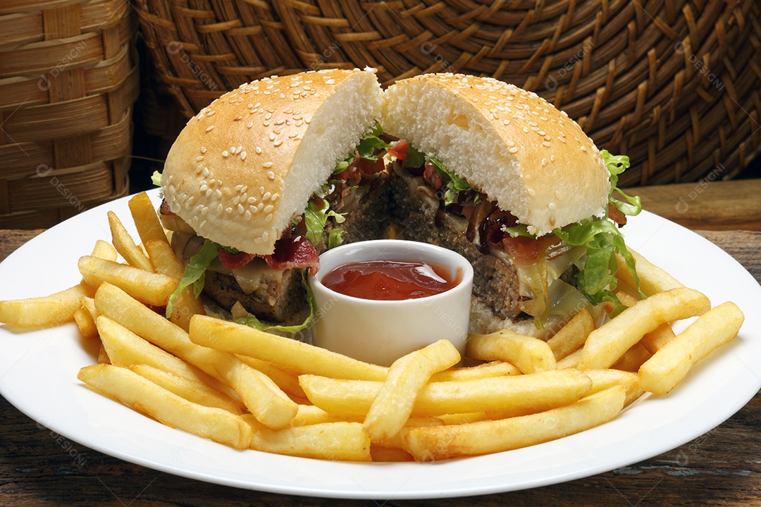Hamburguer com fritas e ketchup