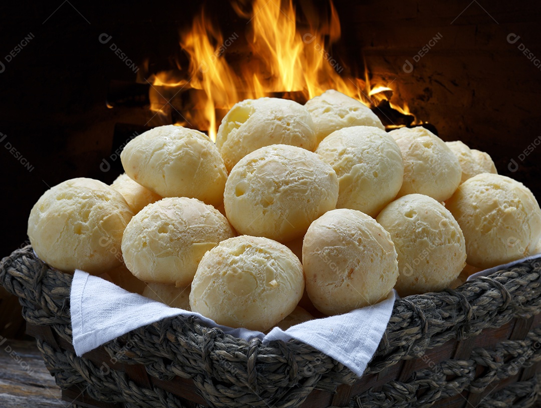 Pão de queijo tradicional numa cesta de madeira