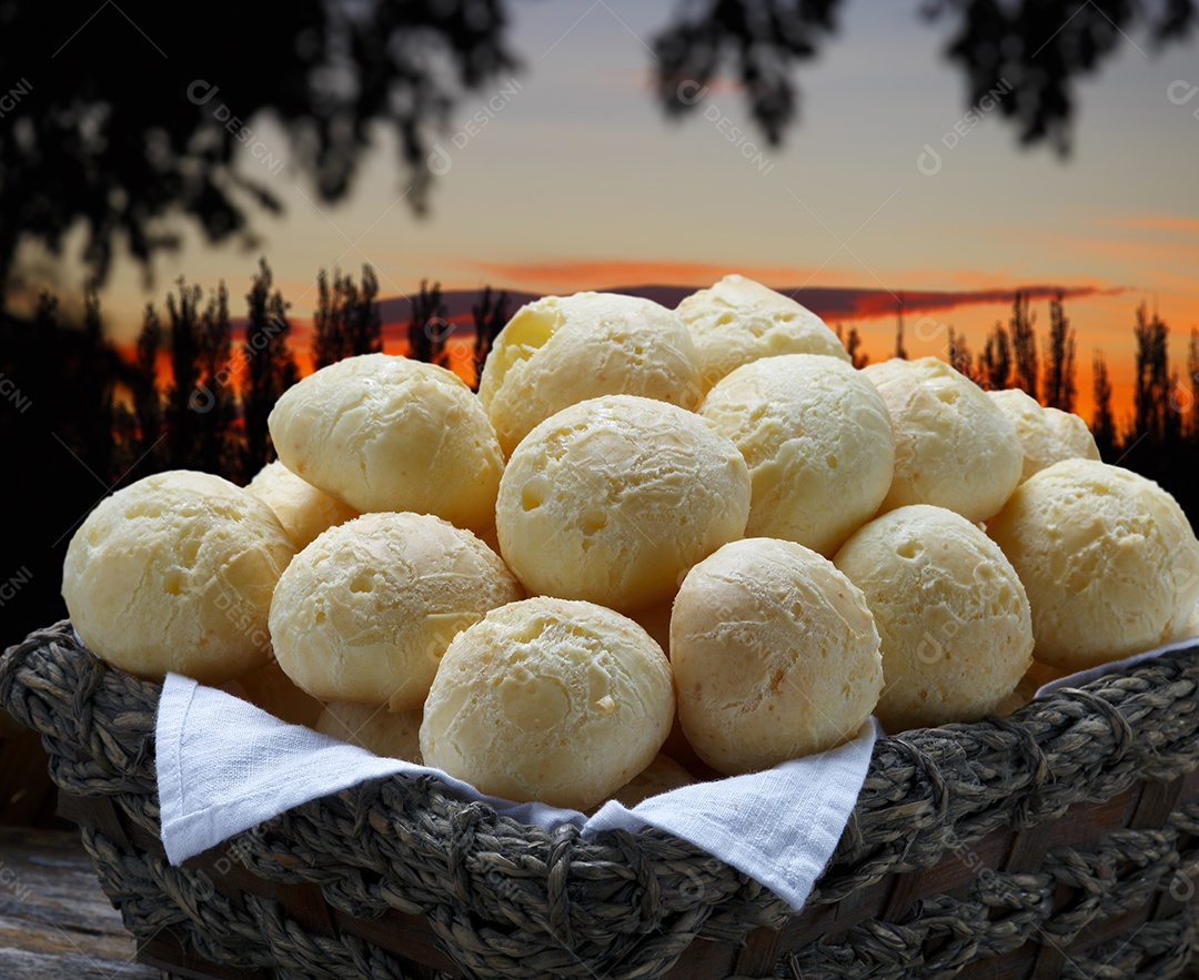Pão de queijo numa cesta ao entardecer