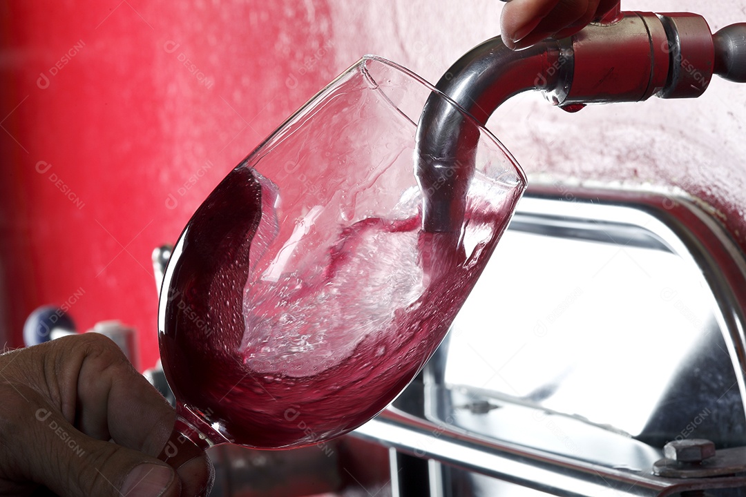 Torneira de tonel colocando vinho na taça