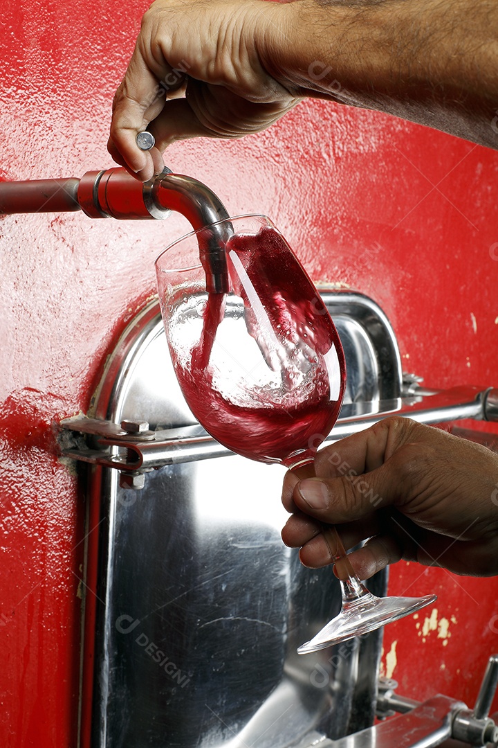 Torneira de tonel colocando vinho na taça