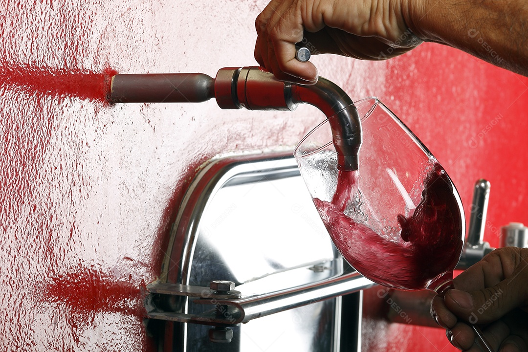Torneira de tonel colocando vinho na taça