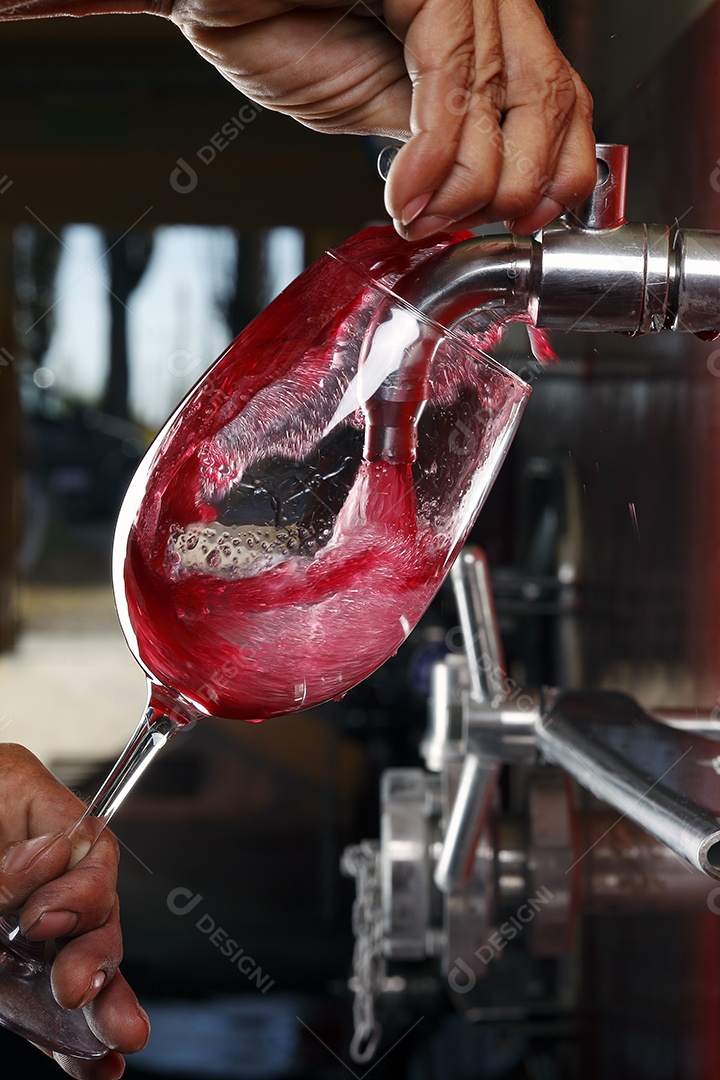 Torneira de tonel colocando vinho na taça