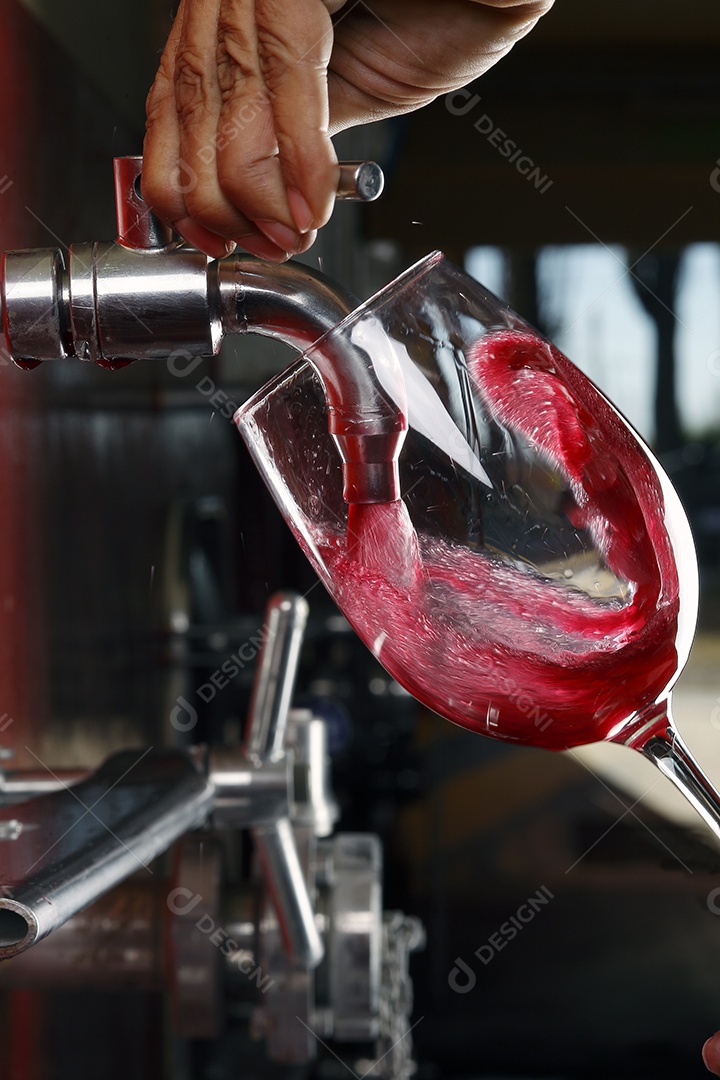 Torneira de tonel colocando vinho na taça