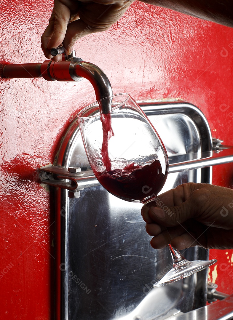 Torneira de tonel colocando vinho na taça