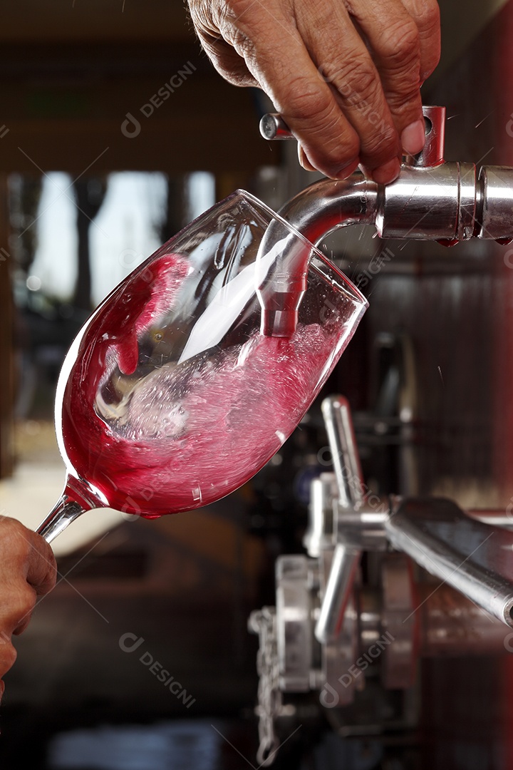 Torneira de tonel colocando vinho na taça