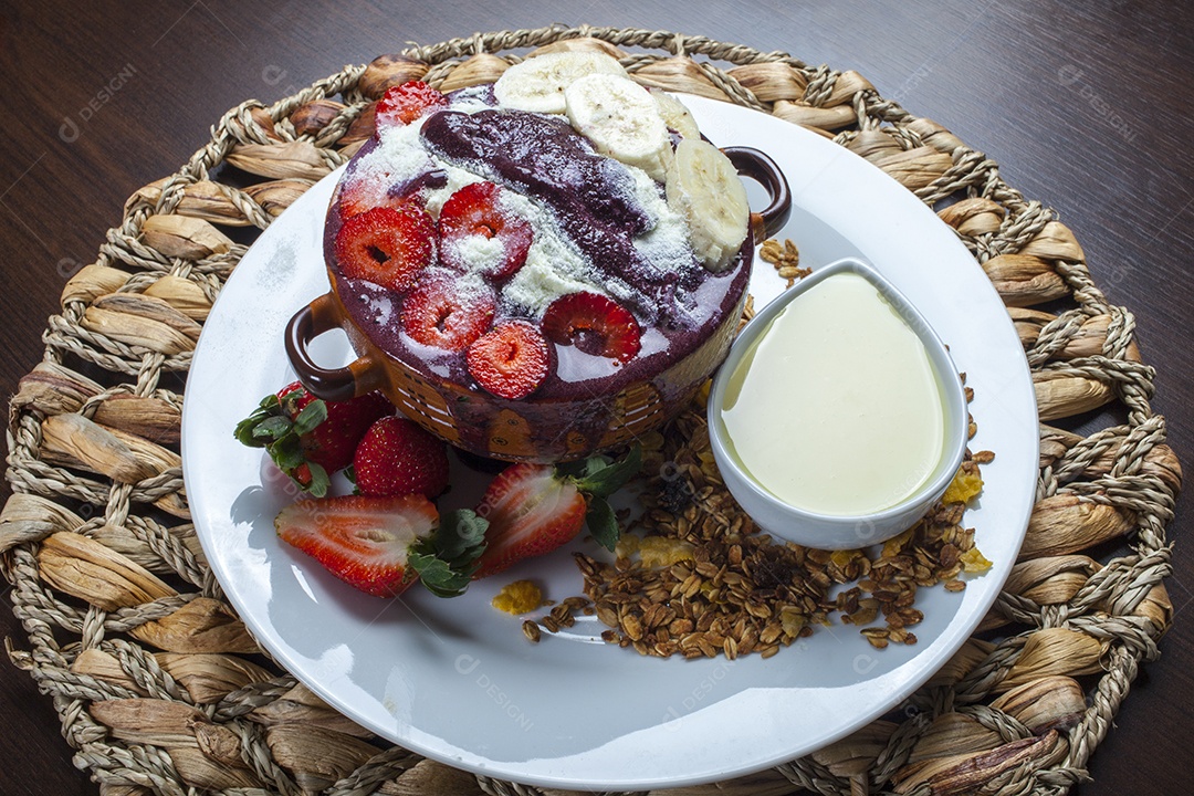 Açaí com frutas leite ninho e muita granola