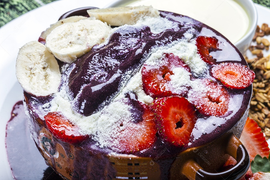 Açaí com frutas leite ninho e muita granola