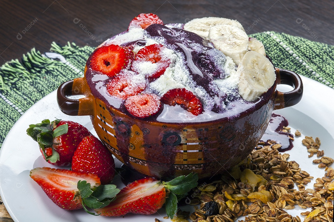 Açaí com frutas leite ninho e muita granola
