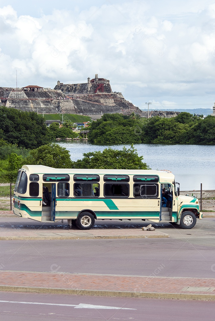 Ônibus da beira do lago em Cartagena