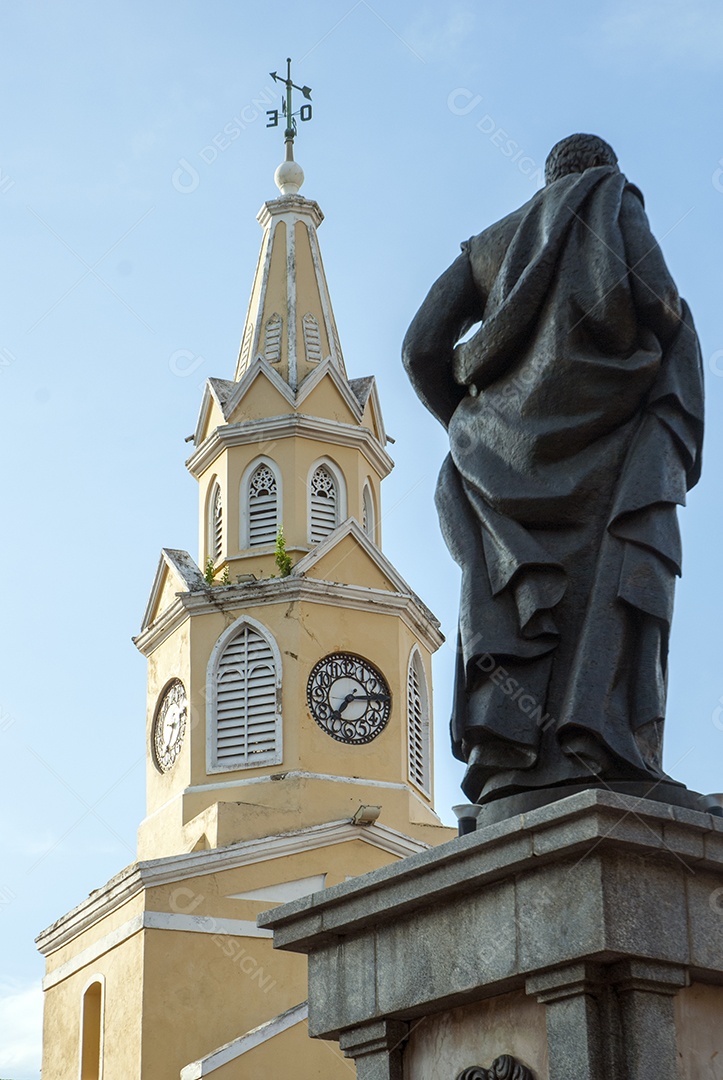 Estátua próximo a torre de uma igreja em Cartagena Colombia