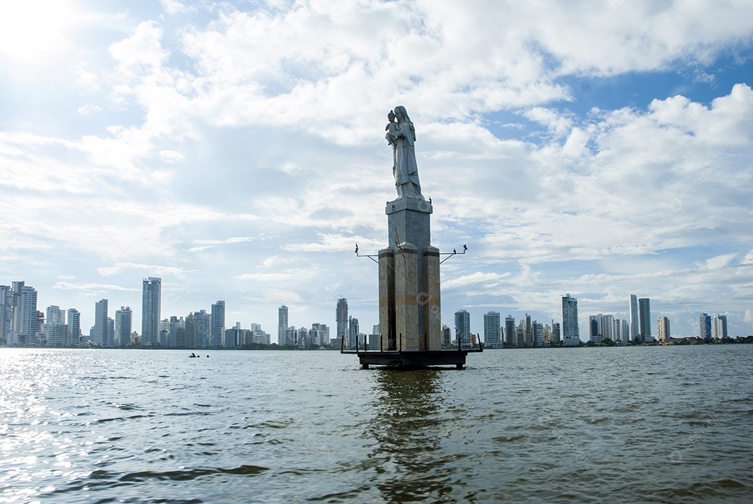 Vista para a estátua dentro do rio em Cartagena