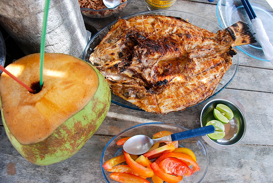 Comida servida na praia