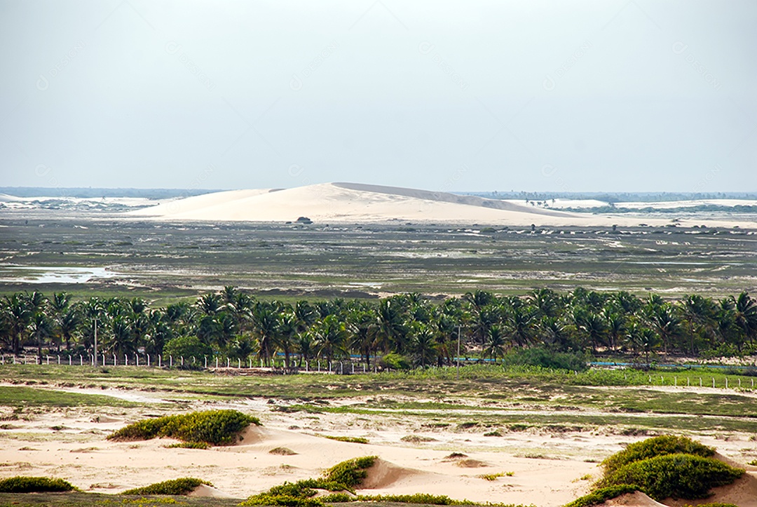 Jericoacoara é uma praia virgem escondida atrás das dunas da costa oeste de Jijoca de Jericoacoara