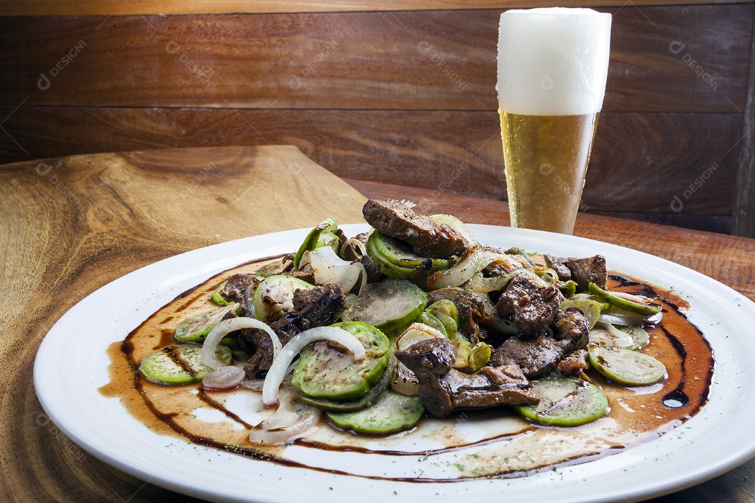 Escarlate de berinjela, jiló com fígado de cebola passado na frigideira