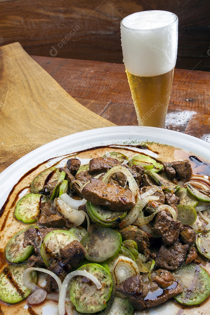 Berinjela escarlate jiló com fígado de cebola passado na frigideira