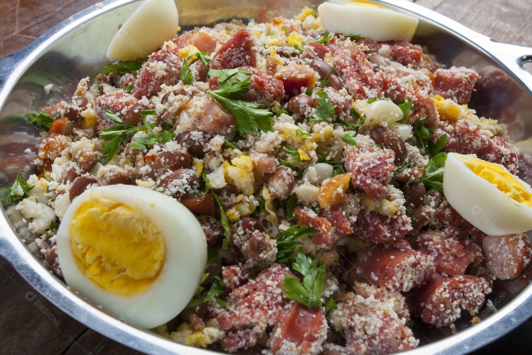 Comida brasileira feijão tropeiro, tradicional