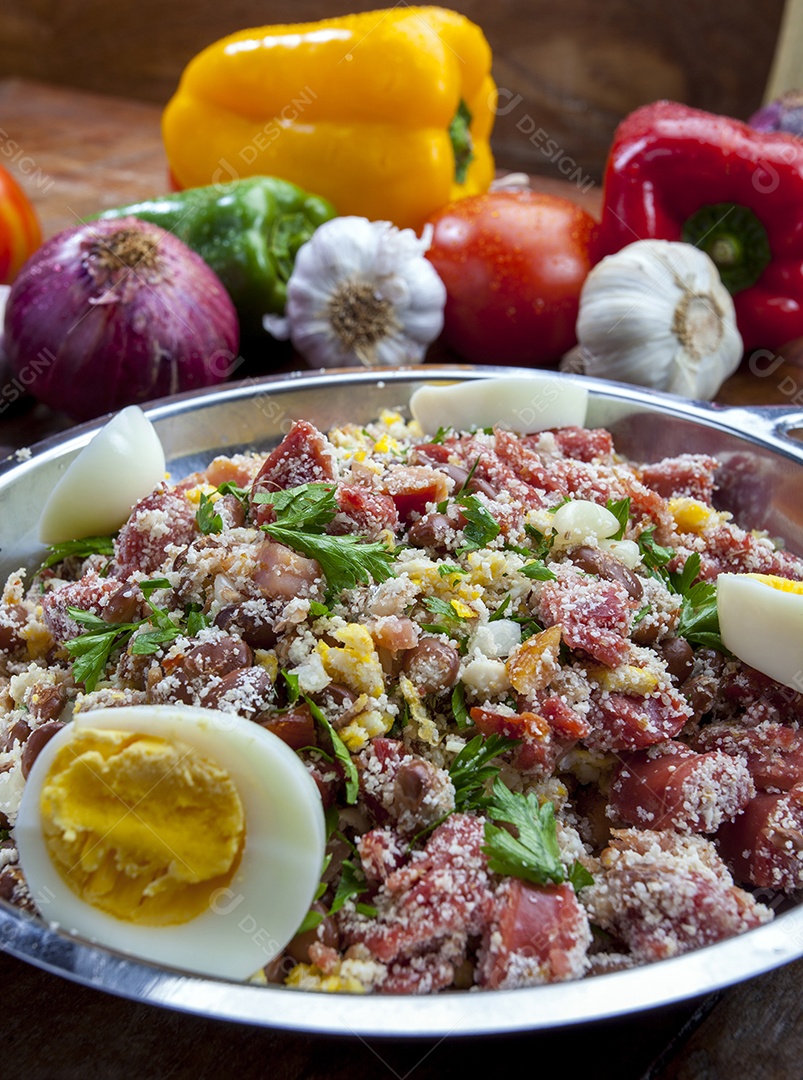 Comida brasileira feijão tropeiro, tradicional