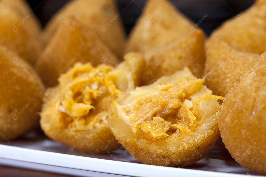 Coxinha de frango, petisco brasileiro