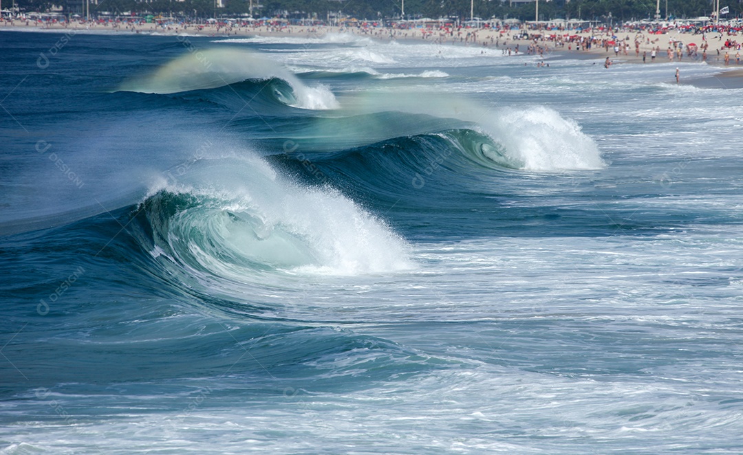 Praia de Copacabana no Rio de Janeiro em um dia de ondas grandes