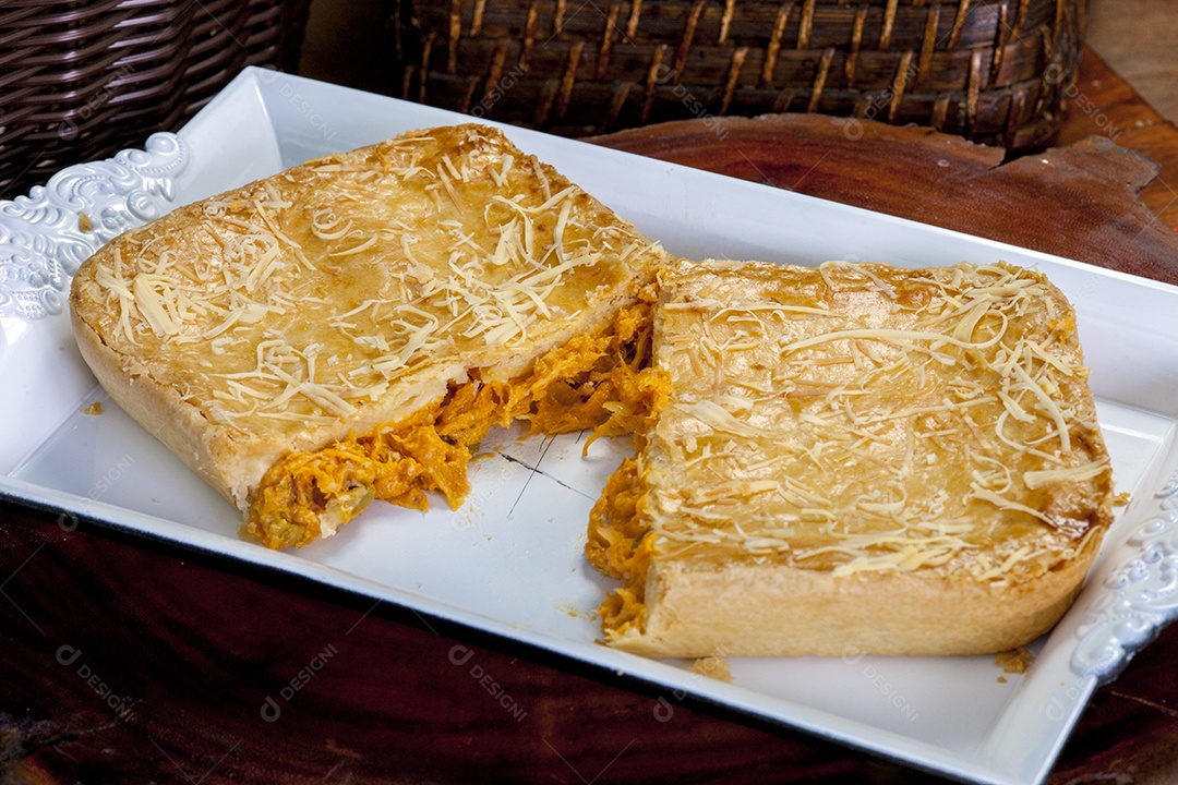 Lanche brasileiro Empada. torta com frango