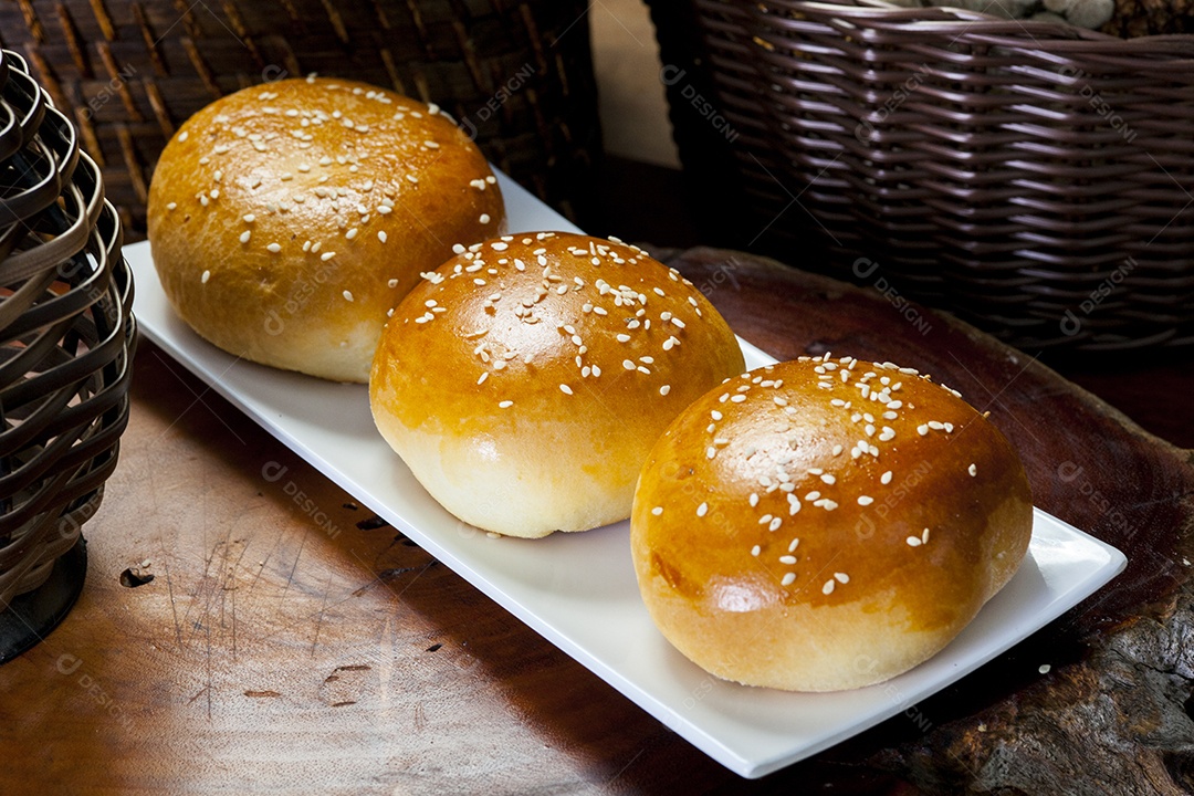 Pão doce redondo com gergelim recheado com cream cheese