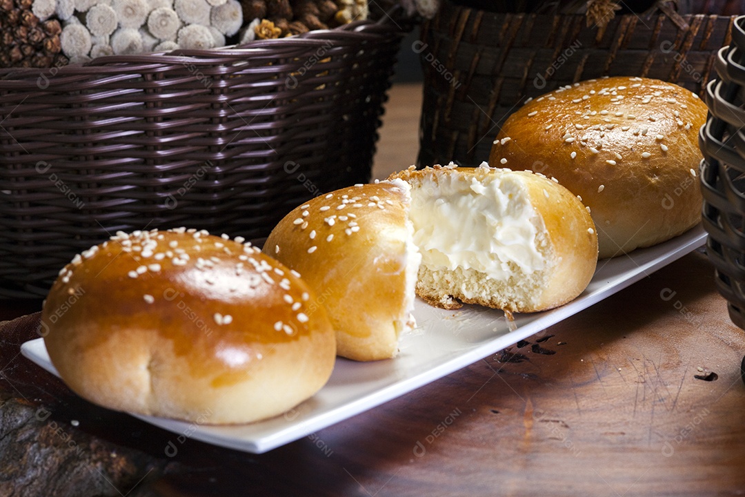 Pão doce redondo com gergelim recheado com cream cheese