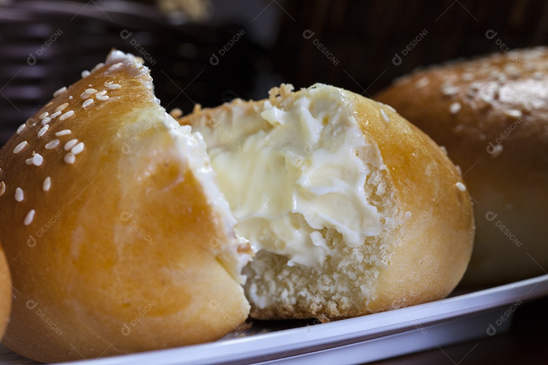 Pão doce redondo com gergelim recheado com cream cheese