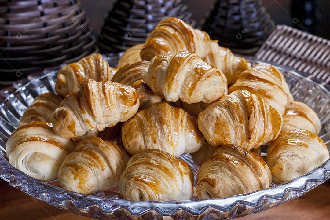 Croissants frescos assados com goiabada