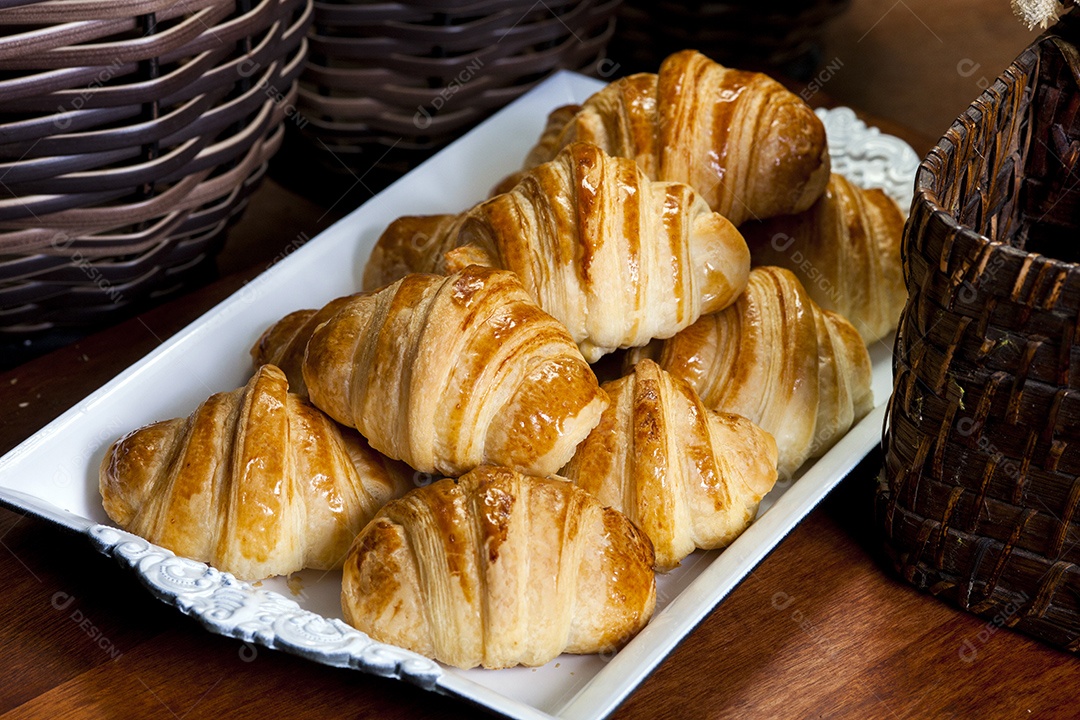 Croissants frescos assados com goiabada