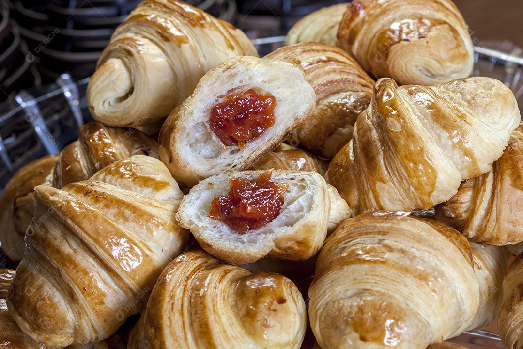 Croissants frescos assados com goiabada