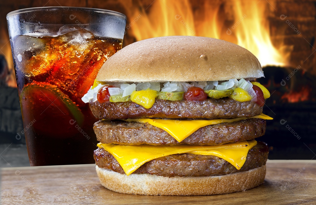 Hamburguer triplo com copo de cola cola ao lado
