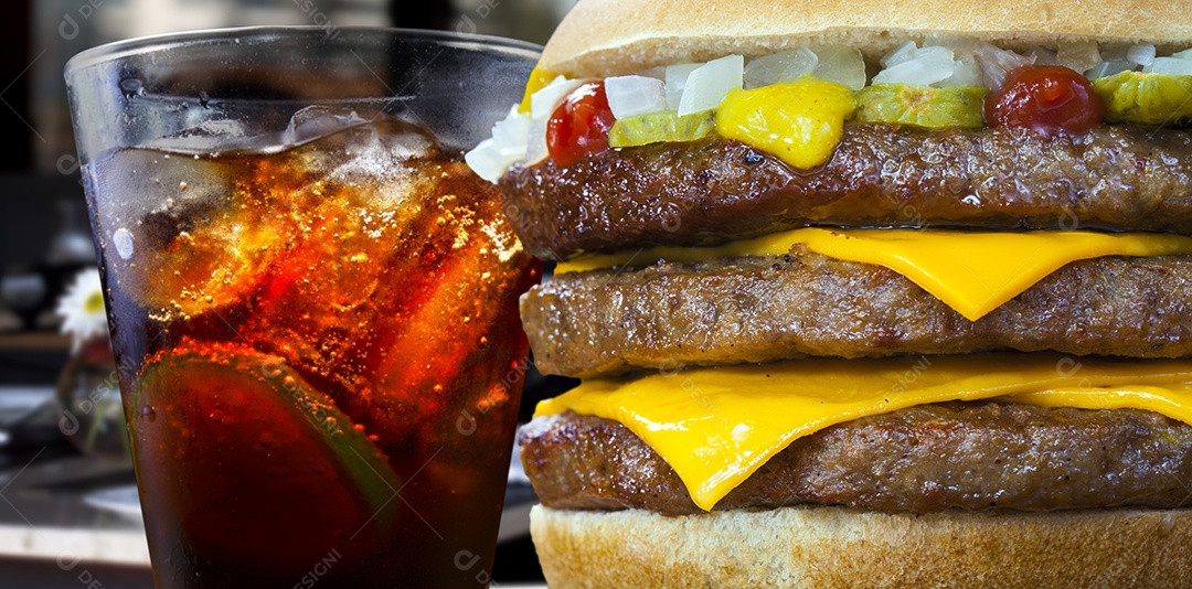Hamburguer triplo com copo de cola cola ao lado