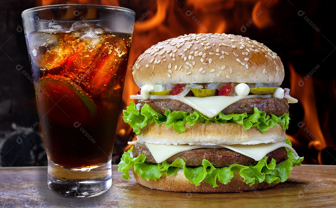 Hamburguer com copo de cola cola ao lado