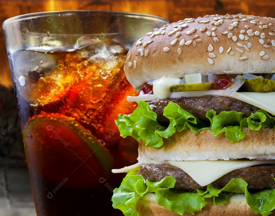 Hamburguer com copo de cola cola ao lado
