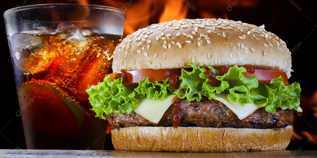 Hamburguer com copo de cola cola ao lado