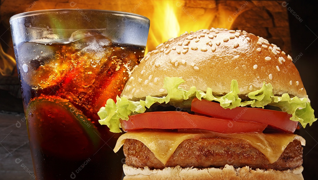 Hamburguer com copo de cola cola ao lado