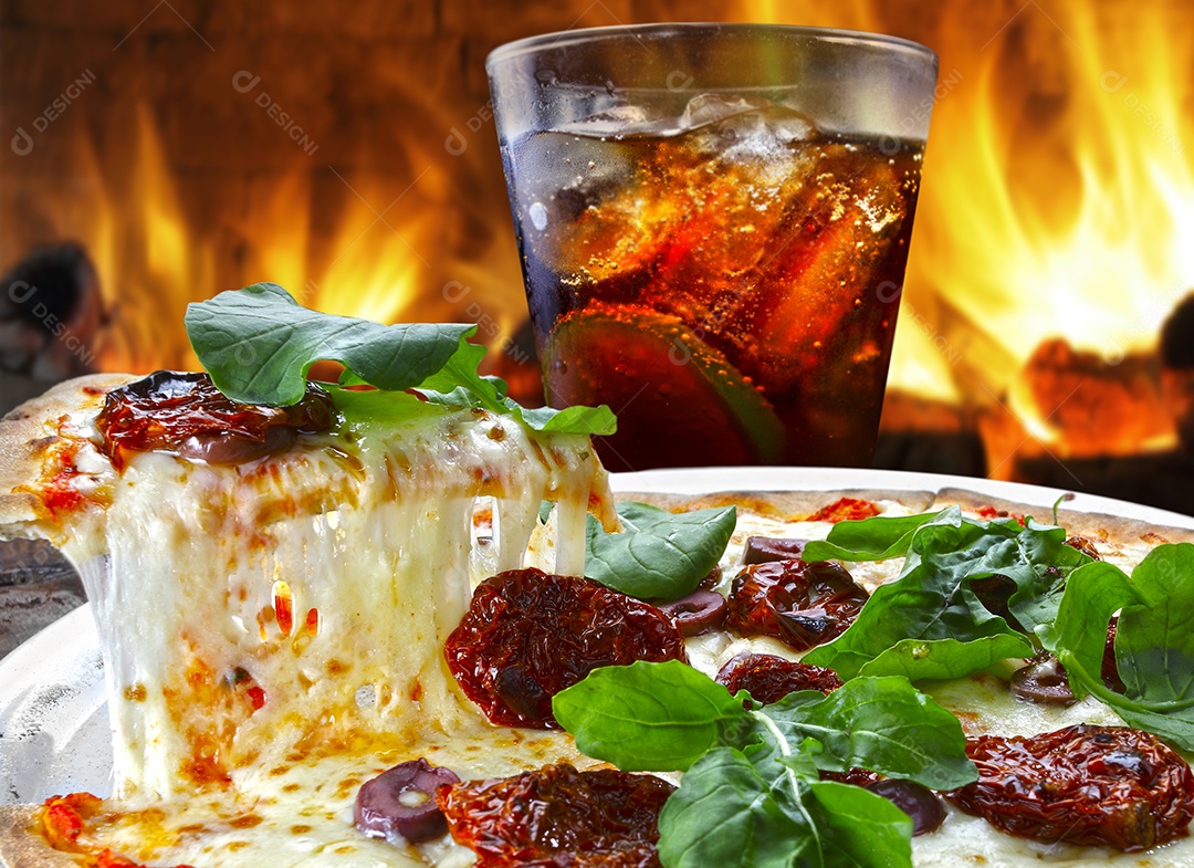 Fatia de pizza de queijo derretido com refrigerante de cola gelada