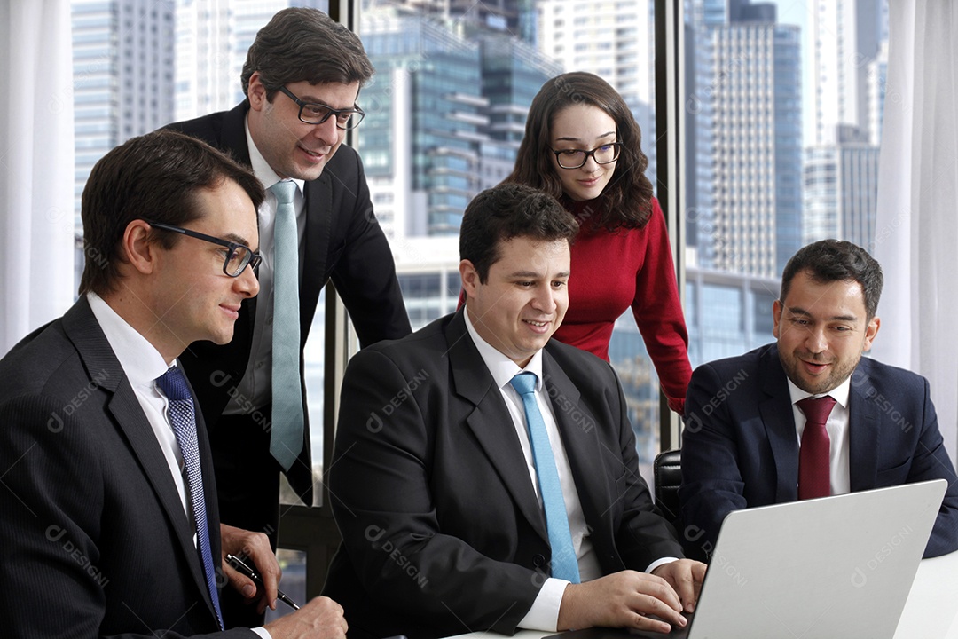 Executivos e advogados em reunião de negócios