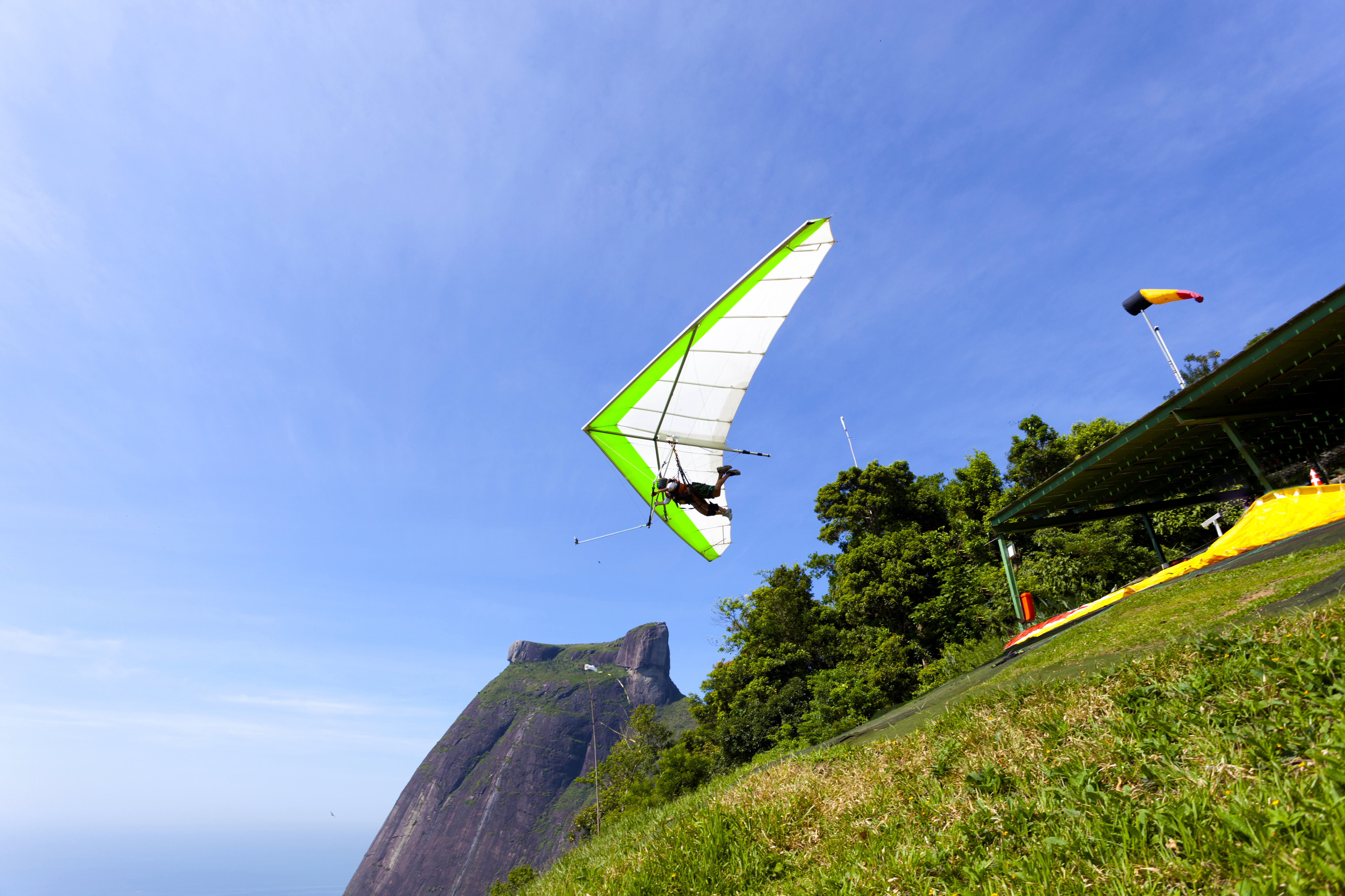 Voo de asa delta planado na bela pedra